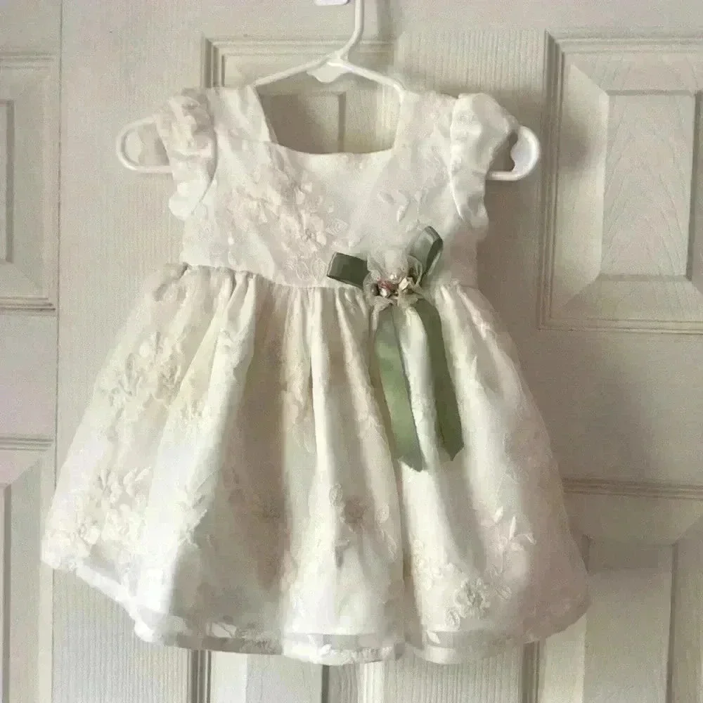 Laura Ashley London Ivory/white tulle dress w/embroidered flowers. Size 3/6M